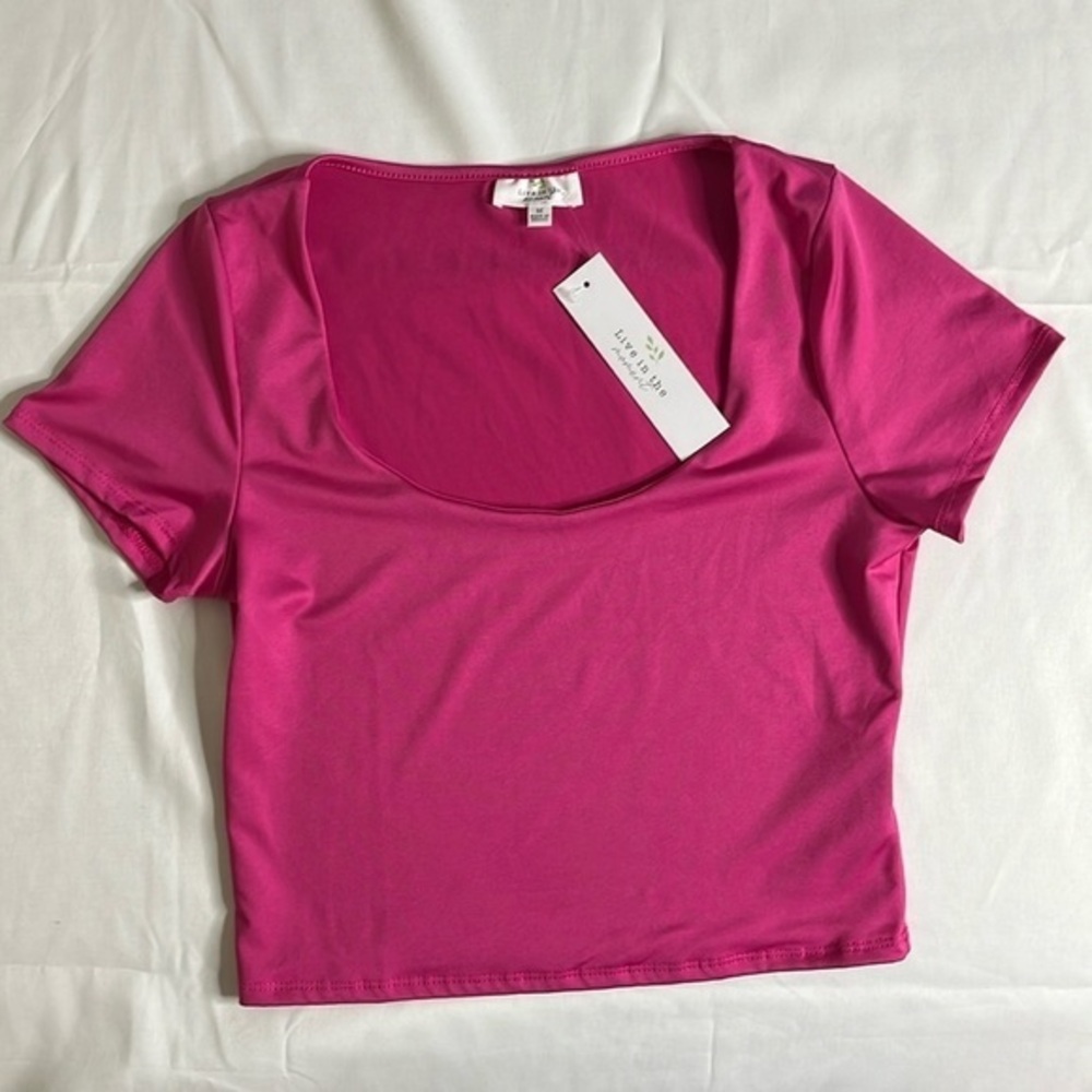 โญ๏ธ NWT- Live in the Moment hot pink crop top- size medium